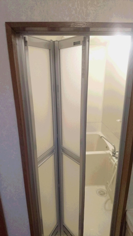【入間東金子店】浴室折戸交換工事しました。（入間市　Ａ様邸）